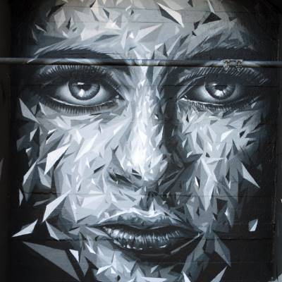 Visage sur les murs de la Galerie Urban Spree à Berlin en Allemagne